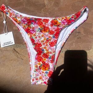 NWT - Monday swimwear tamarama bottoms size large